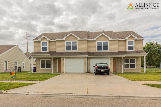 Building Photo - Large Duplex!