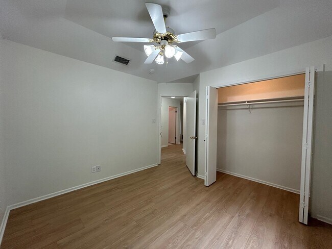 Building Photo - 126 Knoll Ave