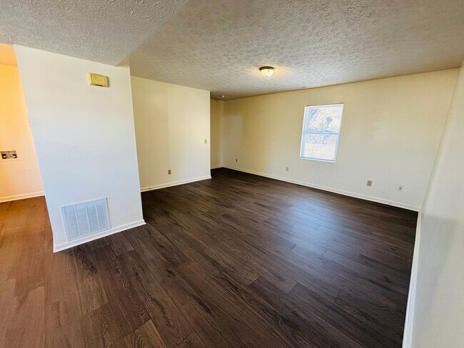 Building Photo - 310 Wakeman Ct NE