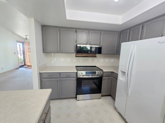 Building Photo - 164 N Harbor St