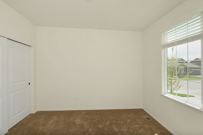 Building Photo - 3 Bedroom 2 Bath Ranch-Style Home