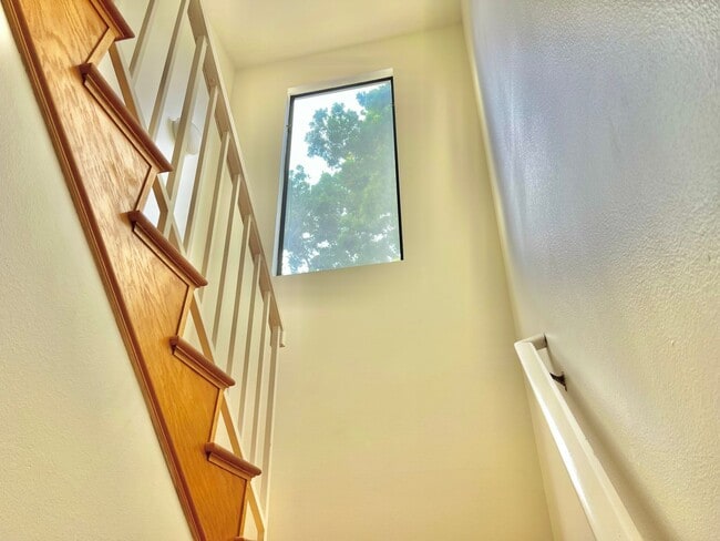 Building Photo - Updated 2-Bedroom 3 Bathroom Pasadena Town...