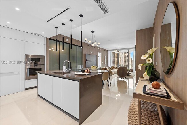 Building Photo - 300 Biscayne Blvd Way