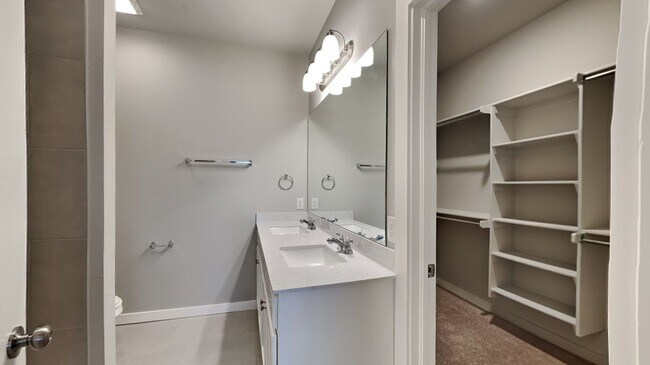 Building Photo - 4 Bedroom 2 Bathroom 2 Car Garage Home in Oakdale School District