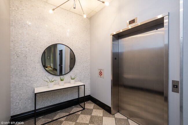 Building Photo - 1019 W Jackson Blvd