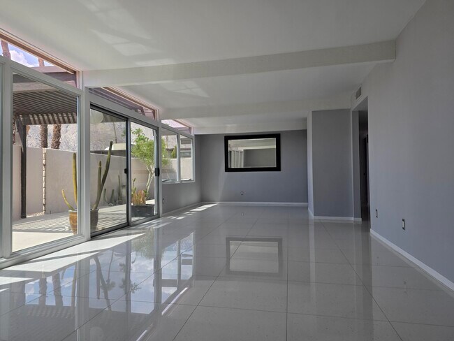 Building Photo - 723 E Louise Dr