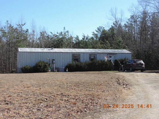 Primary Photo - 2-Bedroom Home Convenient to Farmville and...