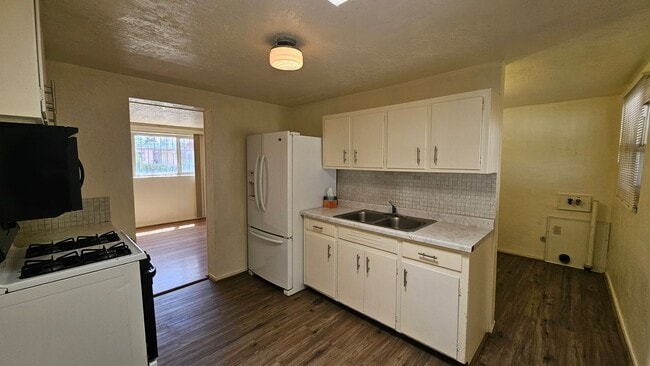 Building Photo - 2 bed with a office