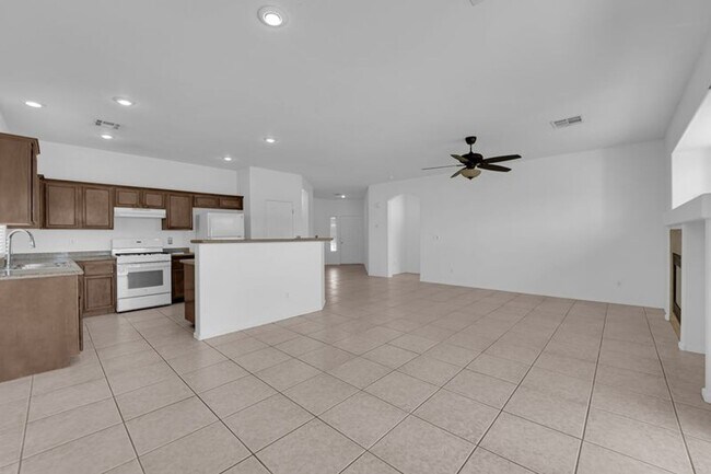 Building Photo - 3 Bedrooms, 2 Bathroom single story home i...