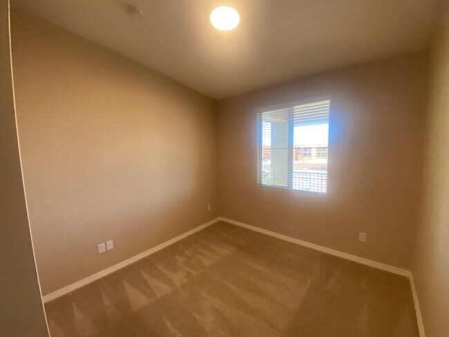 Building Photo - Spacious and Updated 3 Bed/2 Bath Condo w/Garage - Mesa