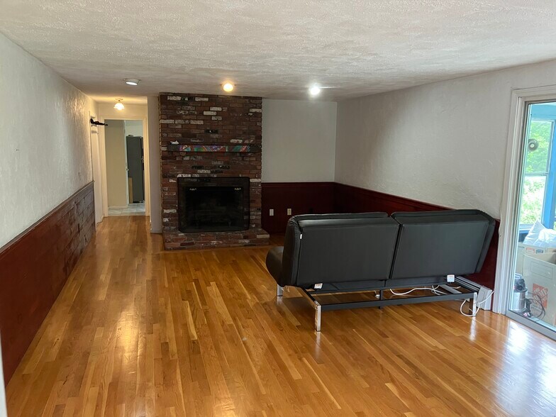 Primary Photo - 5 Freeman Cir