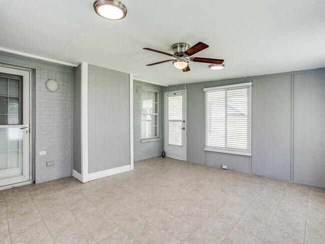 Building Photo - 6607 W Lynn Creek Dr