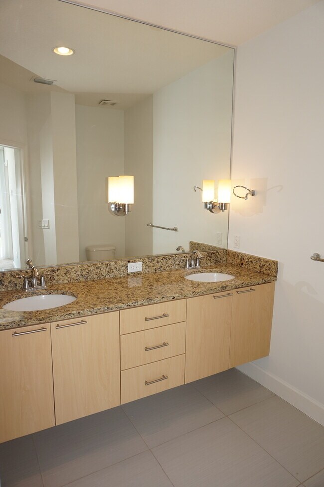 Building Photo - Spacious 3 Bed 3 Bath Townhome with Pool