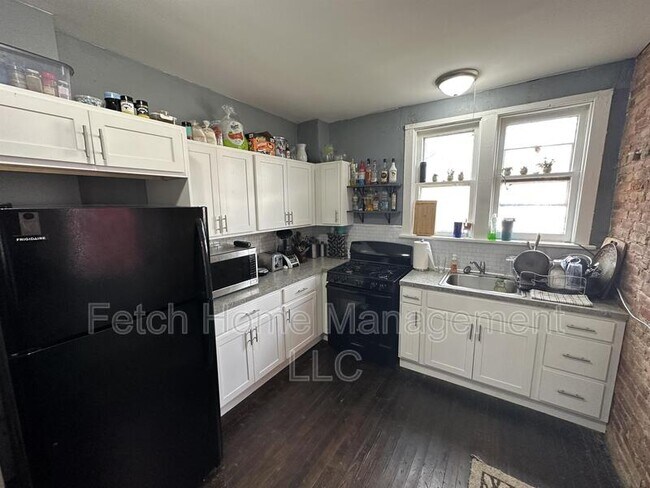 Building Photo - 625 E Madison St