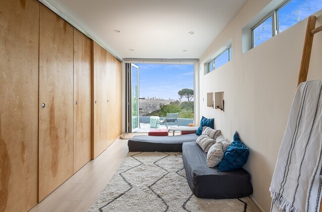 Building Photo - 7107 Pacific View Dr