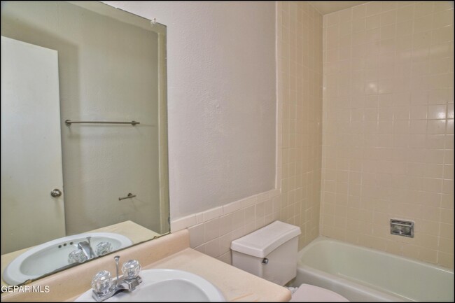 Building Photo - 10415 Ashwood Dr