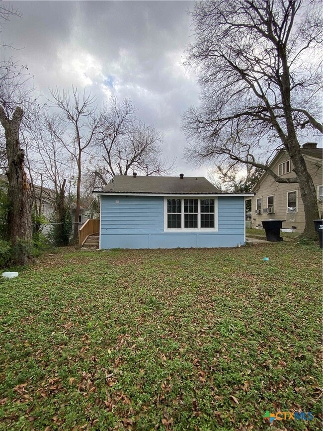 Building Photo - 904 N Main St