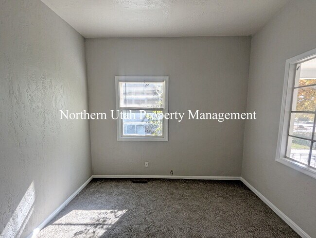 Building Photo - Lower Unit 2 Bed, 1 Bath