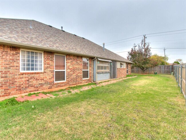 Building Photo - 1001 N Barn Hill Way