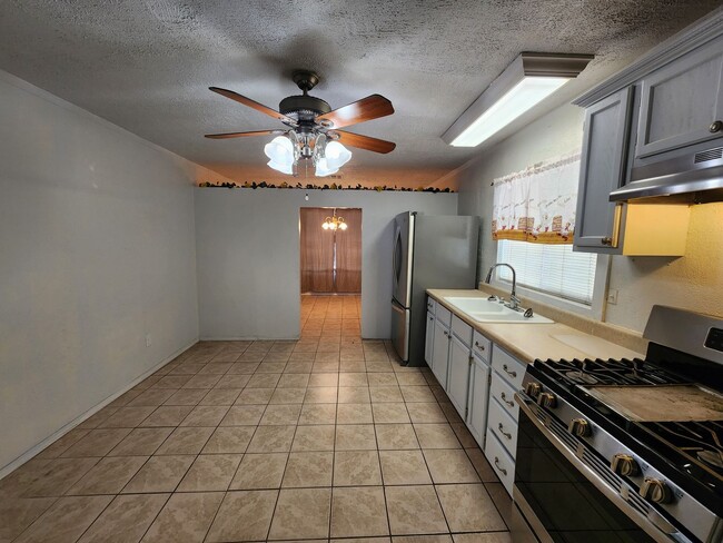 Building Photo - 235 Cottonwood St