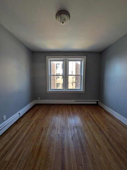 Building Photo - 149 Zabriskie St