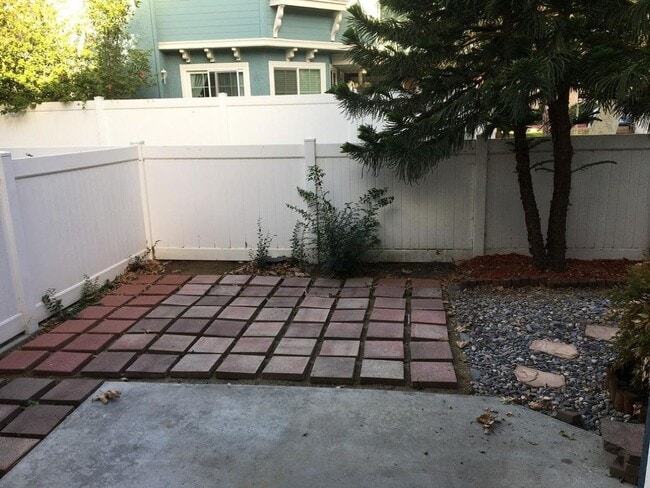 Building Photo - 2 Bed, 2 1/2 Bath Townhome with Bonus Room