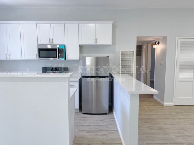 Building Photo - 360 N San Vicente Blvd