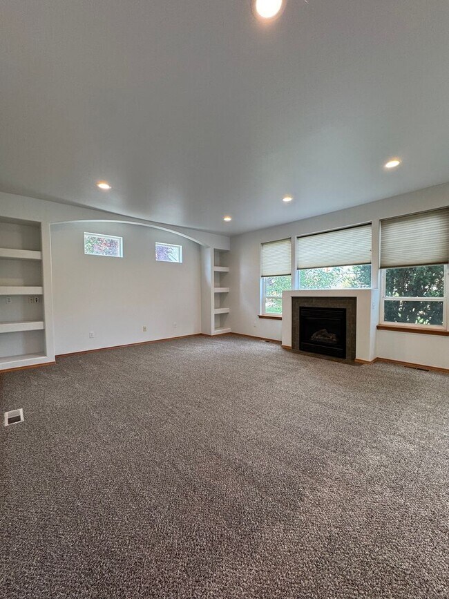 Building Photo - Large 4 Bed Rental in Established Neighbor...