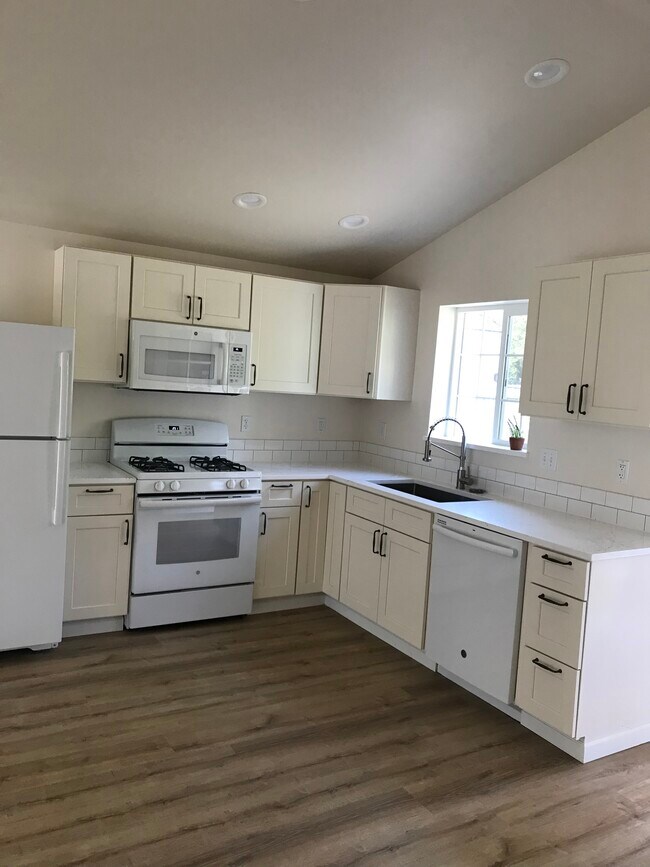 Building Photo - 224 NE Jefferson St