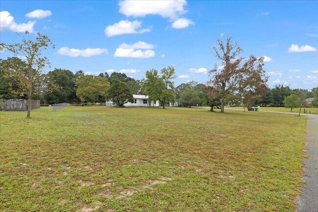 Building Photo - AVAILABLE 9/19!! 3bed/2bath with flex spac...
