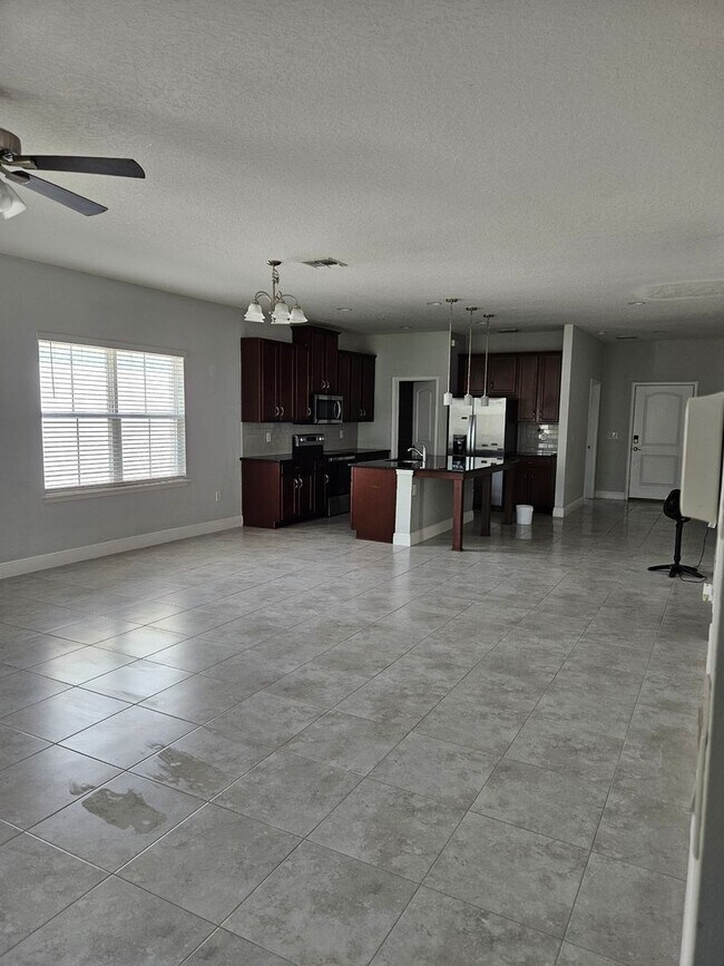 Building Photo - 4 Bedroom 2 bath beautiful spacious home i...