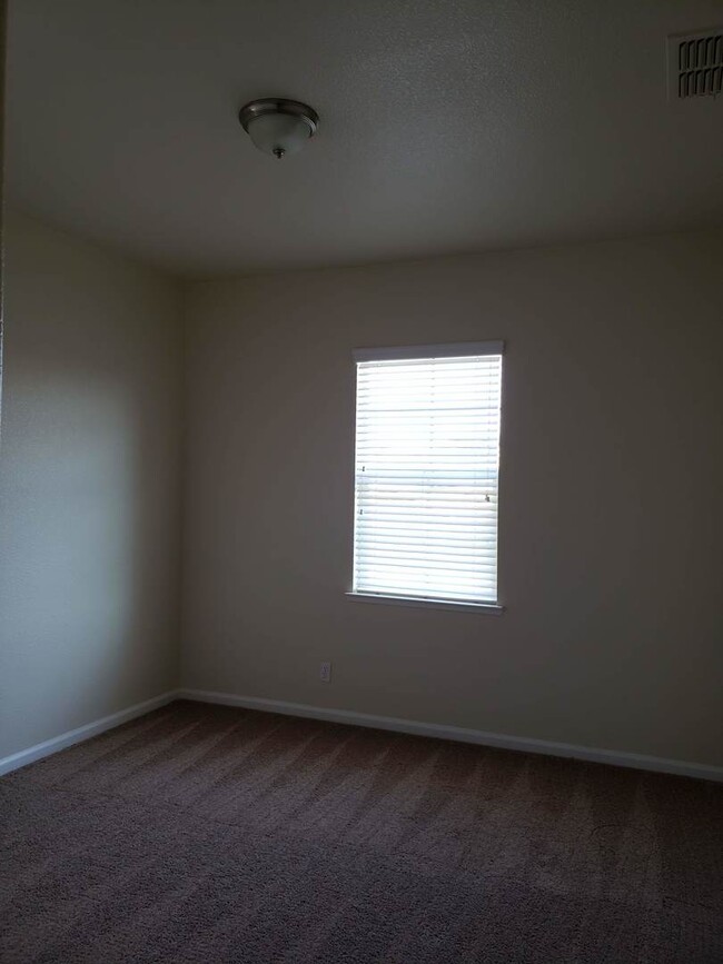 Building Photo - Huge Bella Flora house ready for you to ca...
