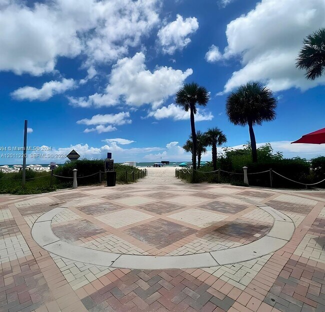 Building Photo - 2899 Collins Ave