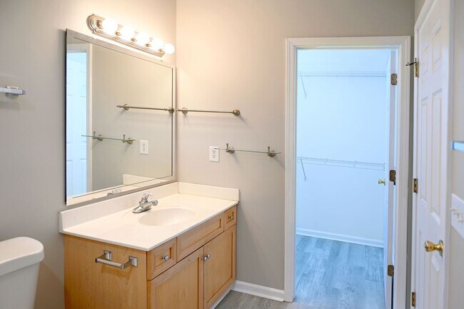 Building Photo - Charming 3BR Ranch in Osprey Woods – Screened Porch & Vaulted Ceilings