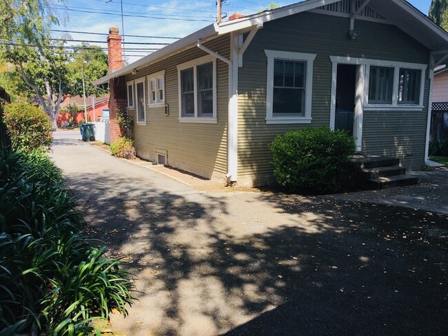 Building Photo - 1122 Channing Ave