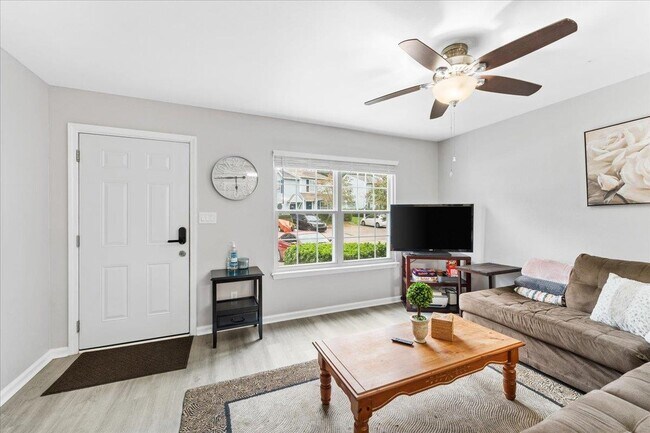 Building Photo - 2224 Timberwood Cir N