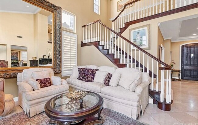 Building Photo - 9 Marisol