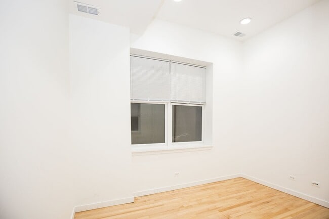 Building Photo - Amazing Wicker park 1 Bedroom with Patio