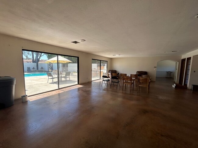 Building Photo - Spacious Newly Remodeled Townhome in Bonsa...