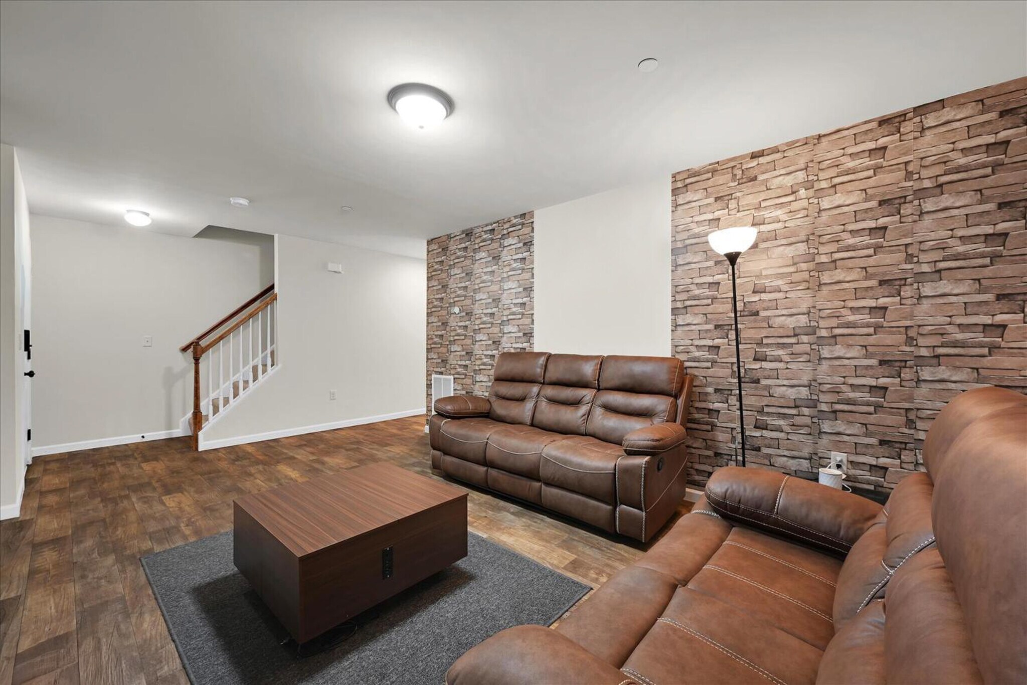 Building Photo - 721 Farmwood Ln
