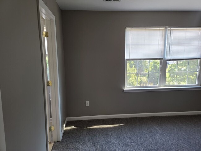 Building Photo - 3 Bedroom 2 1/2 bath Townhome for Rent in Waynesboro