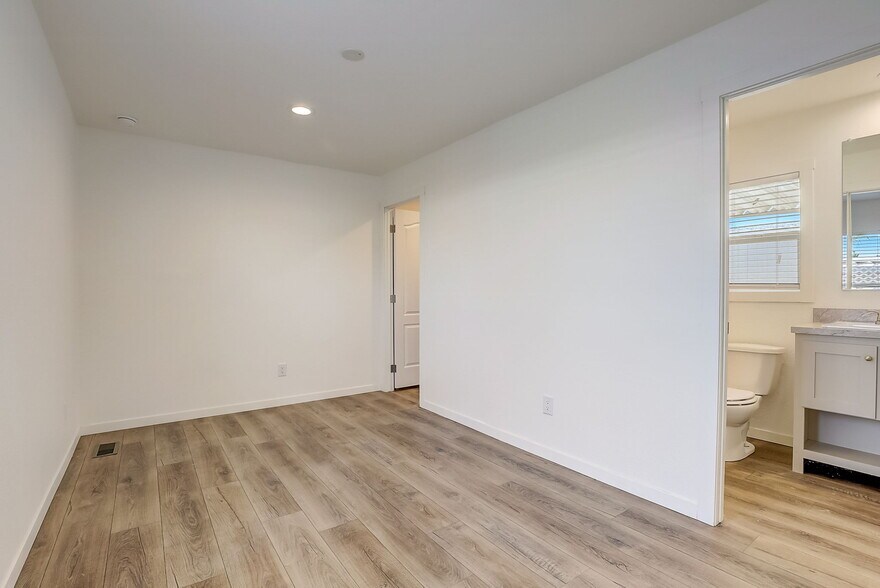 Building Photo - 3139 E Sahara Ave