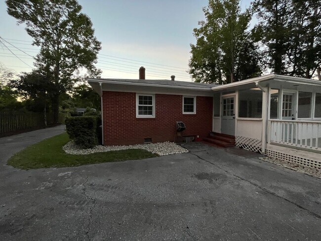 Building Photo - 5bd/2ba Remodeled Brick Ranch Home with Spacious Private Yard