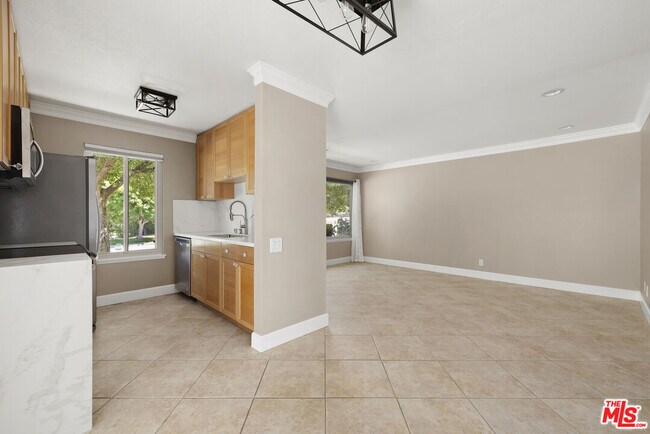 Building Photo - 1685 E Avenida De Las Flores