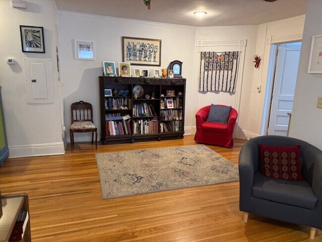 Building Photo - 775 University Ave