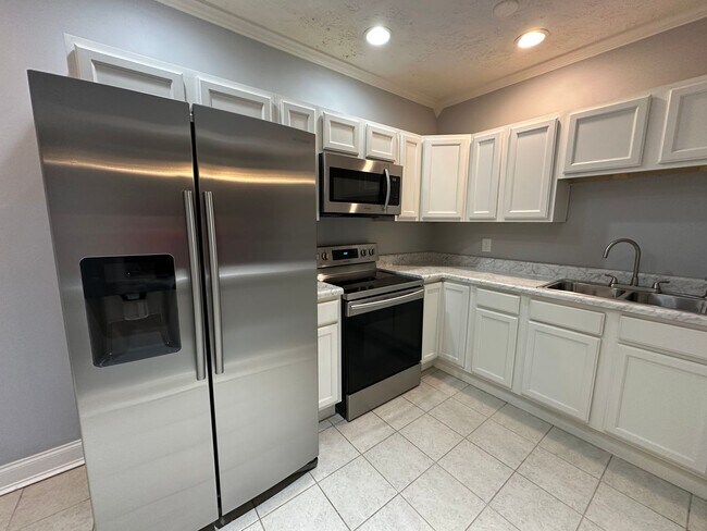 Building Photo - 2 Bedroom Duplex Near Ft. Bragg