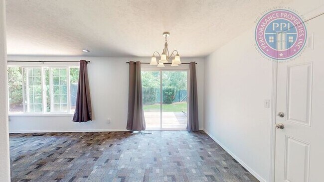 Building Photo - Desirable Sandy Neighborhood / Beautiful Single Level Ranch / Open Floor-Plan, Central Air
