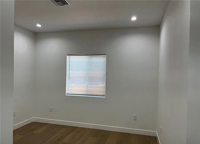 Building Photo - 10717 Amestoy Ave