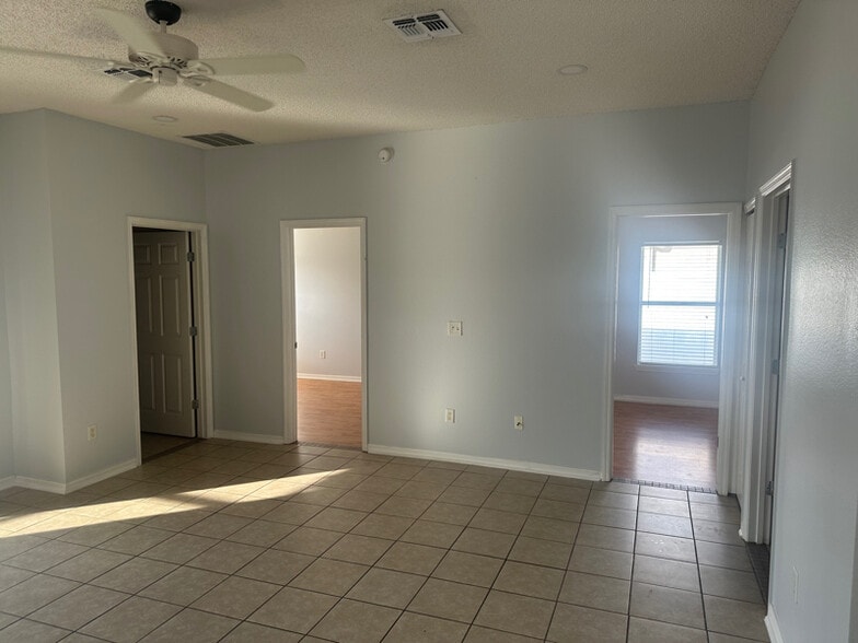 Building Photo - 1733 Manchurian St