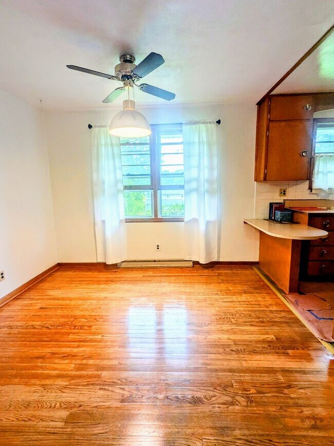Building Photo - 3 bd, 1.5 ba house, N  Central location, f...